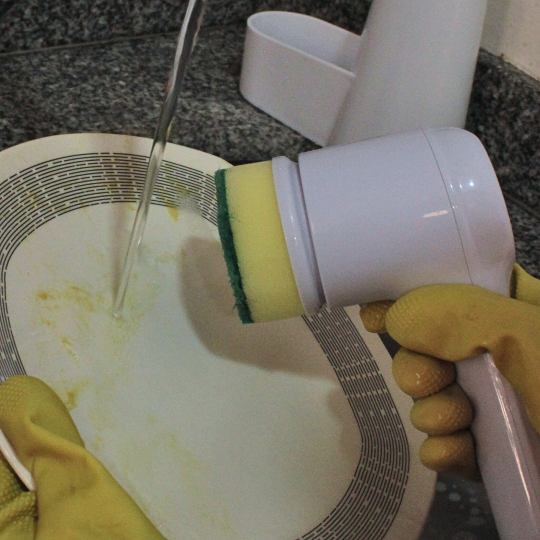 ¿Por qué seguir lavando tus platos como en los años 80´s... cuando este cepillo eléctrico lo hace por ti 3 veces más rápido? Corta grasa. Quita sarro. Ahorra tiempo. Tu cocina limpia en minutos — sin que maltrates tu espalda.